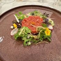 ラ・ロシェル 南青山 - 真鯛のマリネと石谷さんの完熟トマトのタンバル
                      初夏のハープ野菜をあしらって