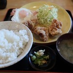 食堂 くろき - ハムエッグ+鳥から定食(ご飯大盛950円)