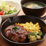 en KITCHEN - 料理写真:ハンバーグ定食（ダブルハンバーグ定食、チーズハンバーグ定食もあります）