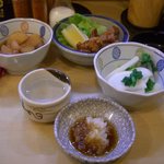 なんだか知らないけどいっぱい出てくる晩酌セット。