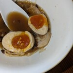 らぁめん鴇 - 箸で割った味玉、見栄え悪く、ごめんなさいm(_ _)m