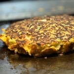 味乃家 - こんがり焼けてるやないのぉーーーー！
      キッシュじゃないよ
      スパニッシュオムレツともちゃうよ
      これ！『味乃家』の「お好み焼き」やで*\(๑´▽`๑)/