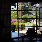 城藤茶店 - お店の中から望む　亀城公園の新緑