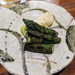 寿司と炉端焼 四季花まる - アスパラ焼(968円)