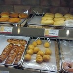 ベーカーバイツェン - ３時前のやや遅い時間の訪問でしたがまだまだ店舗には焼きたてのパンが並んでいました。
            
            