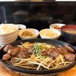 尾毛多セコ代 - ハラミ鉄板焼き定食  ご飯は中ﾁｮｲｽ、ハラミ柔らかくて臭み一切無し!!秘伝のソースが絡んだモヤシがご飯泥棒に変化して中ライスでは足りんかったです、、、