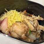 ニューデイズ - 下段  炊き込みご飯の上に つくば鶏照り焼き・五目煮・たこ桜煮・錦糸卵