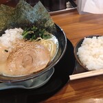 Ichikakuya - 塩味玉ラーメン(並)➕無料ライス　ライスがなぁ…(⁠;⁠ŏ⁠﹏⁠ŏ⁠)