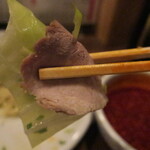 広島風冷しつけ麺・楽 - チャーシューとキャベツリフト