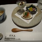 萩の宿 常茂恵 - 先付:蒸胡麻豆腐　黄ニラ餡、前菜:蛤おこわ、苺とスナップエンドウの白和え、桜手まり絞り、蝶々丸十、菜の花辛子和え、鯛の子うま煮