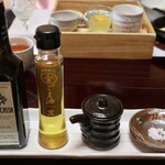 萩の宿 常茂恵 - 温玉にかけるオリーブオイル、胡麻油、割醤油、百性の塩