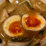 Haraya Tori Paitan Ra-Men - 味玉は黄身がトロトロでいい感じだった
                      
                      スライスされている豚バラチャーシューは
                      出される前にバーナーで炙られていて
                      香ばしさもあり柔らかくて
                      脂のぷよぷよ感も良い感じで美味しいなあ