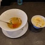 Haraya Tori Paitan Ra-Men - ◯チーズリゾット
                      ご飯の上にはバーナーで炙られて溶けている
                      とろけるチーズが載せられていた