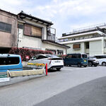 Udon Ya Kazu - お店の前には7台分停められる駐車場があります。