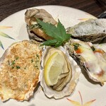 握手レストラン - オーブン焼き牡蠣5種盛 2,400円　ワインが進む