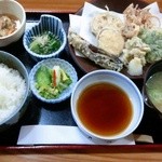 天ぷら・割烹 和田倉 - サービス定食（天ぷら）　850円　安いけど・・・