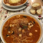 supagetthi-senkaharappa - 小柱も蛸の辛口トマトソース 生麺、普通盛り ¥1284円（税込）　ランチセットのパン