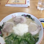 大栄ラーメン - 山芋トッピング　豚骨ラーメン
            