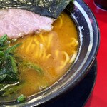 家系ラーメン王道 神道家 - 鶏油がたっぷり浮いたスープ。