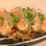 Sushi To Masu - サーモンのレアフライ〜サルサとガリのタルタル〜980円
