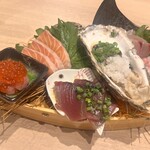 寿司とMAS - お刺身の舟盛り7種×3人前3,480円
            鯛、鰤、縞鯵、鰹、サーモン、ネギトロいくら、牡蠣