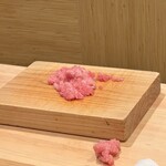 銀座 鮨 み富 - 追加で頼んだ、ねぎとろ巻きの仕込中。