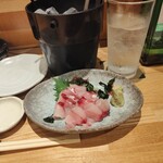 呑処 心花 - カウンター席広めで色々並べられます