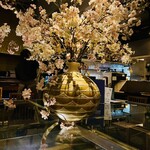 ヤキトリ、ワイン、日本酒、Q - 座ったテーブルの中心にあった桜