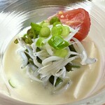 お食事処 だんらん日和 - 本日のランチ(\1,980) 前菜：お豆富のお浸しわらびと釜揚げしらす添え