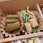 アルプスごはん - アルプスごはん弁当 フキの煮物×山椒オイル、ニラのナムルとえのきの自家製なめたけ