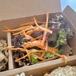 アルプスごはん - アルプスごはん弁当 にんじん（中村さん／福岡）とリーフレタス（ふぁーむふろっぐ）のサラダ