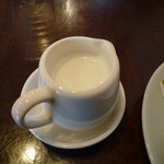オイノス - ランチの紅茶につけて頂いたミルク　これはホスピタリティーの塊です！！