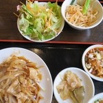 六町飯店 - おかわり自由のサラダ（上の２皿）