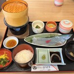 はつしろ - 活き造りの大皿から 笹ごと持ち上げて自分のお皿にお引越しです( *´艸`)エンペラと足は 中居さんが切ってくれました