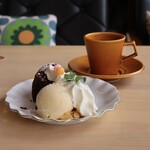 Farmer's Cafe MOZU - シフォン･ガトー･バニラアイス(セット1,000円)
                        自家焙煎珈琲付き