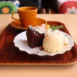 Farmer's Cafe MOZU - シフォン･ガトー･バニラアイス(セット1,000円)
                        自家焙煎珈琲付き