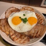 麺家 Dragon kitchen - 目玉焼きチャーシューご飯