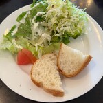 ビストロ カルチェラタン - セットのサラダとパン！