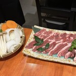 遠野ジンギスカン酒場 よし田 - ジンギスカン3種盛りと野菜盛り