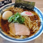 くじら食堂 - 味玉醤油ラーメン。ナルト、ネギ、海苔の安心感！