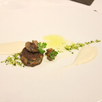 ソンブルイユ TOKYO - エスカルゴのガレットとソテー　パセリ風味のソース