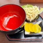 Ganko Oyaji No Teuchi Houtou - 事前に配膳されたサラダとお椀