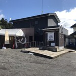 麺らいけん - 外観(右手にお店の冷凍自販機・ラーメン店舗前に自家製パン販売所)  無料Ｐがお店の敷地に合計15