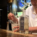 Blues'Bar Shine - HELSINKI SAILOR'S GIN
      ソーダで割るだけなのにマドラーで丁寧に混ぜてくれます♪