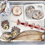 魚太郎 浜焼きバーベキュー  ラグーナ蒲郡店 - 大あさり片貝　550円、殻付き牡蠣　165円、サザエ　385円×2、とろさば干物　253円、いいだこ串　286円、しいたけ　88円、玉ねぎホイル包　286円