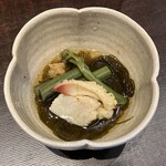 わたべ - お通し（能登の岩もずく＋わらび＋ほっき貝の酢のもの）