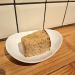 ジェンティーレ - 自家製パンも香り良く、とっても美味しい