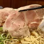醤油らーめん ピース - レアチャーシューは2枚