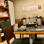 醤油らーめん ピース - 店内はセンターにテーブル席