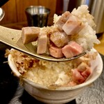 醤油らーめん ピース - ゴロゴロと角切りレアチャーシューが乗っている